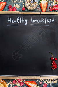 空白格空白的黑板背景上题写健康早餐健康早餐与浆果,穆斯利坚果,框架健康食品清洁饮食理念背景