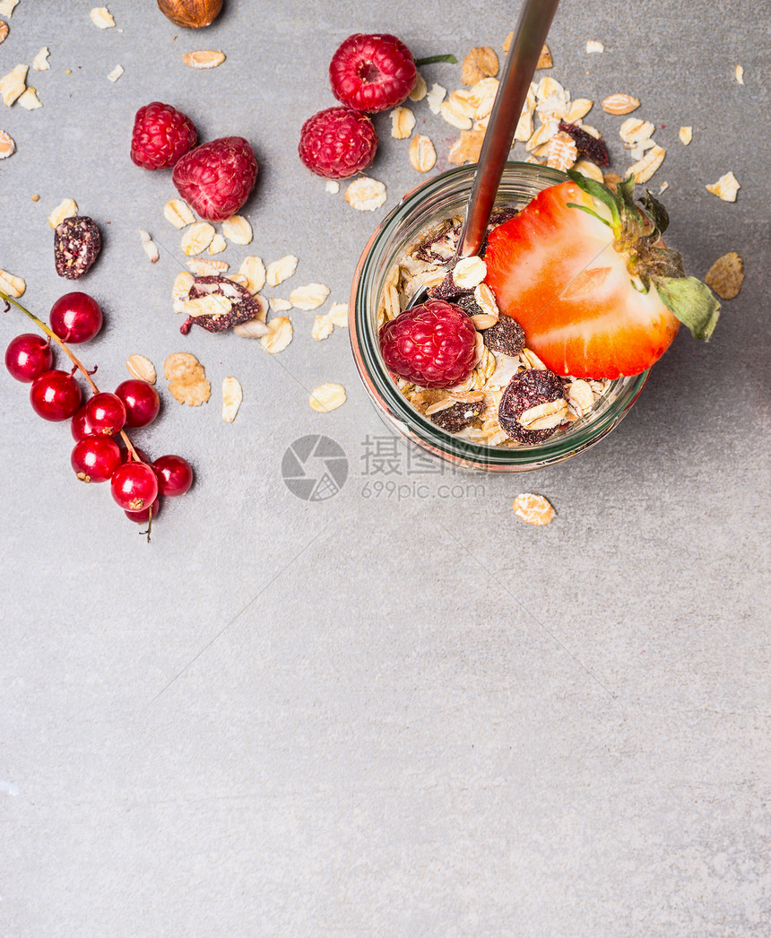 燕麦片,干果,坚果新鲜浆果莫斯利璃罐,顶部视图健康食品清洁饮食理念图片