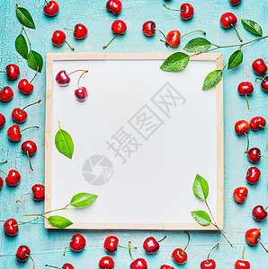 樱桃叶矩形相框可爱的成熟甜樱桃与树叶周围空白白色黑板,顶部的景色浆果背景背景