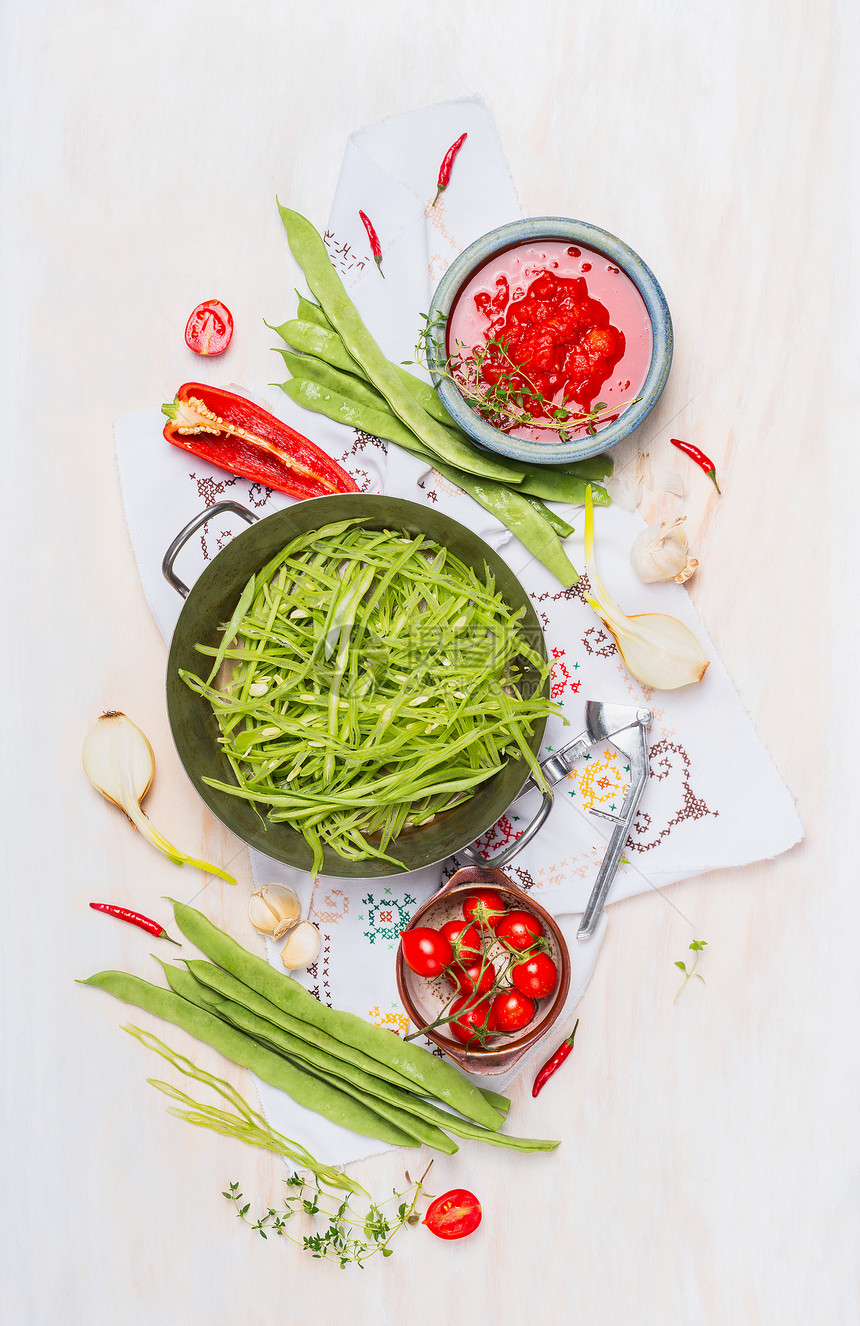 绿色法豆烹饪切好的青法豆烹饪菜肴配料白色的木制背景,顶部视图绿色法豆意大利素食意大利图片