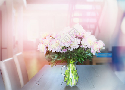 粉红色的古牡丹聚集公寓的餐桌上家庭内部家庭花卉装饰图片