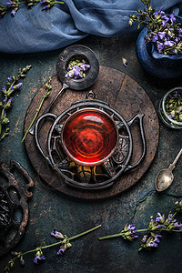 杯健康的草药排茶与鼠尾草叶花黑暗的乡村背景,顶部的观点健康饮料,排清洁食品的背景图片