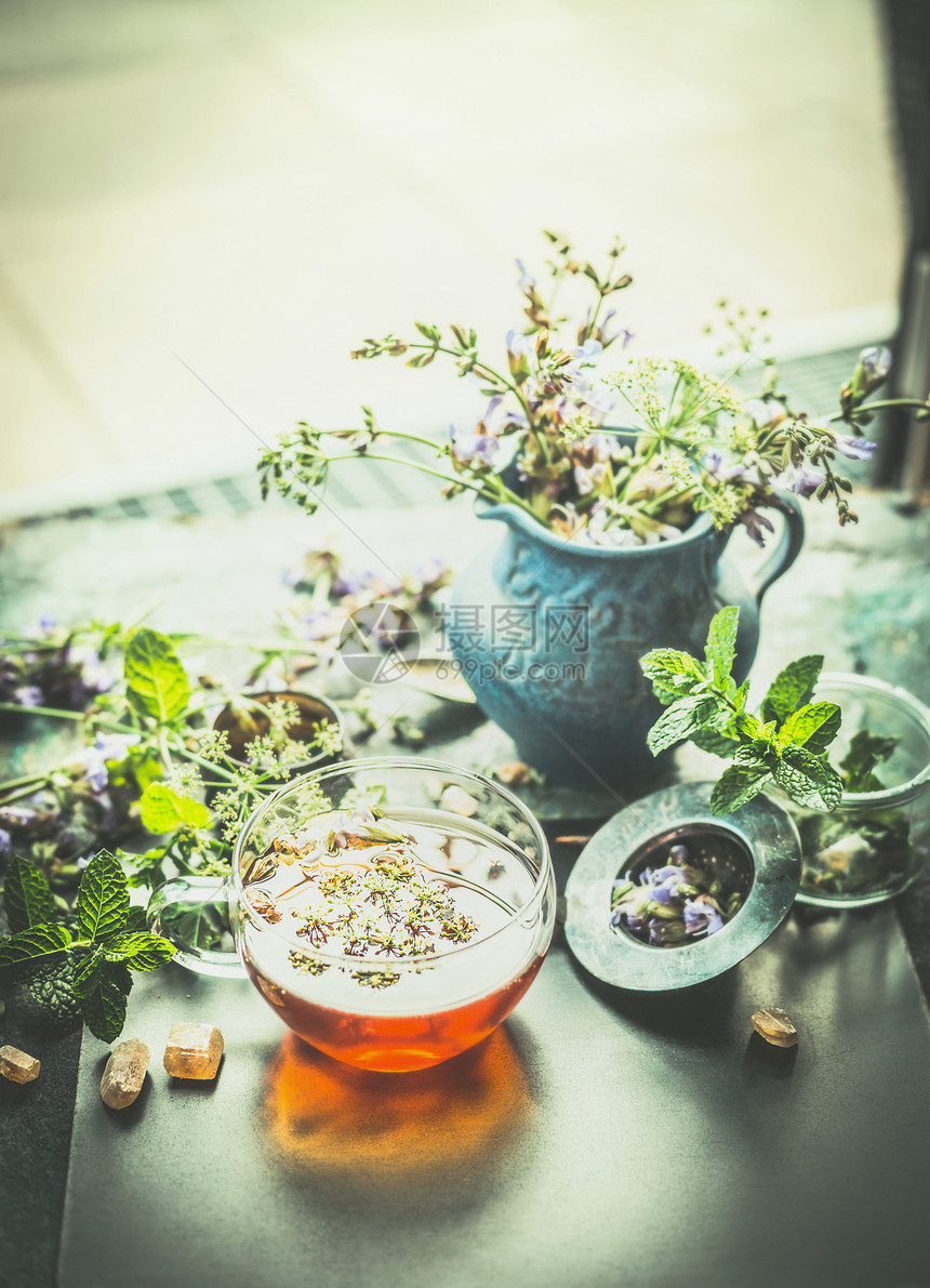 杯草药茶,茶工具新鲜草药植物露台花园桌子上健康饮料,排清洁食品的图片