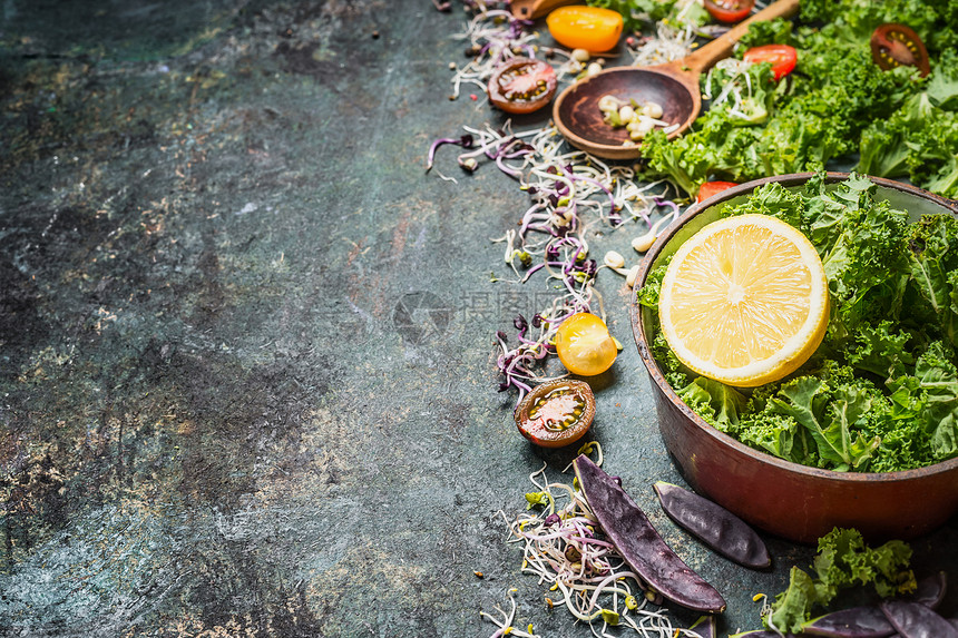 新鲜的甘蓝叶与柠檬原料旧的烹饪锅乡村背景,为文字健康生活方式排饮食图片