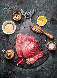 生金鱼牛排与柠檬油乡村肠板,顶部视图图片