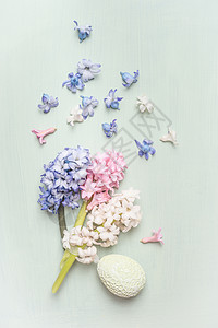 淡粉色复活节贺卡与风信子花鸡蛋,顶部视图图片