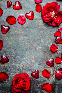 复古背景,红色的心玫瑰花瓣,顶部的景色,框架情人节卡片爱的象征图片