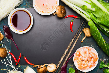 中国泰国烹饪食品背景亚洲食品配料酱油筷子米粉波克菜香菇黑空白垩白板上的山皮背景图片