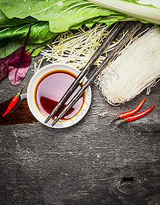 亚洲食物背景,酱油,筷子,米粉蔬菜,美味的中国泰国烹饪,顶级景观图片
