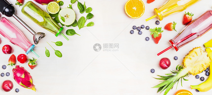 五颜六色的冰沙瓶与新鲜的成分搅拌机白色木制背景,顶部视图,横幅超级食物健康的生活方式排饮食图片