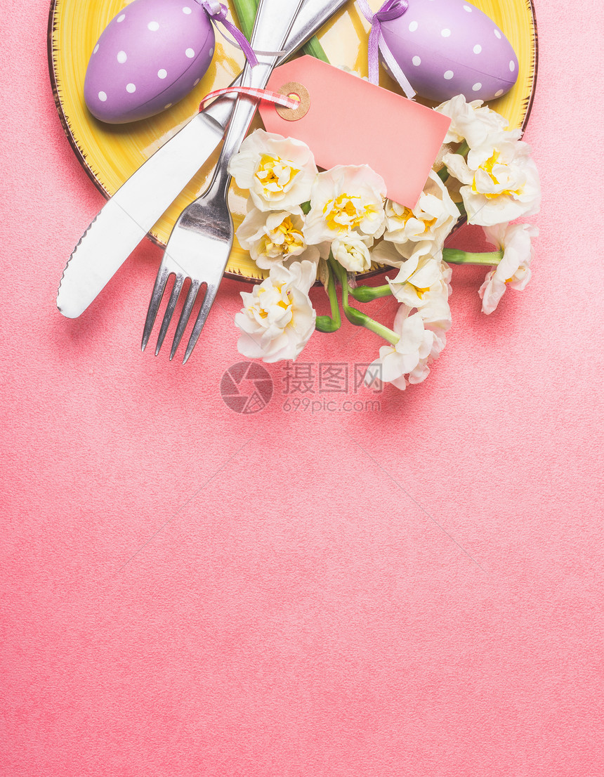 复活节餐桌与漂亮的水仙花,餐具,盘子鸡蛋粉底,顶部视图,文字的地方图片