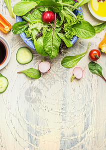 绿色乡村沙拉菜与萝卜,黄瓜西红柿轻乡村背景,顶部视图,地点为文本健康饮食清洁食品背景图片