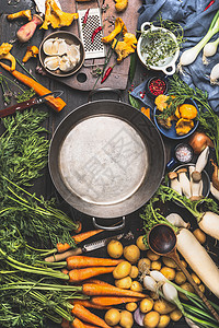 空锅蔬菜食材烹饪,深色风格,顶部视图,框架图片