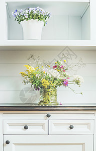 白色梳妆台上的花卉装饰浅花家居装饰室内图片