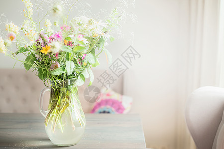 可爱的野花串桌子上的璃花瓶灯光客厅,家居装饰室内图片