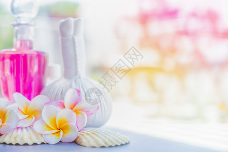 黄色Frangipani花与草药压缩邮票,粉红色洗剂瓶贝壳夏季自然背景水疗中心健康背景背景图片