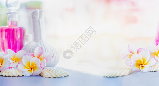 美丽的弗兰吉帕尼花与草药压缩邮票,粉红色乳液贝壳夏季自然背景水疗中心健康背景,横幅背景图片