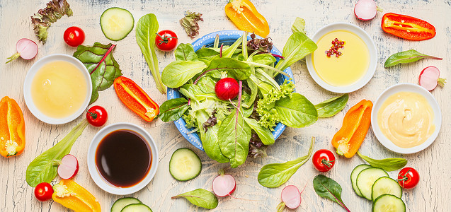 新鲜素食沙拉,美味的蔬菜成分,敷料生菜叶,健康饮食,顶部视图,横幅背景图片