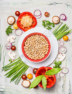 碗与鹰嘴豆新鲜美味的蔬菜成分轻木背景,顶部的视图素食素食的图片