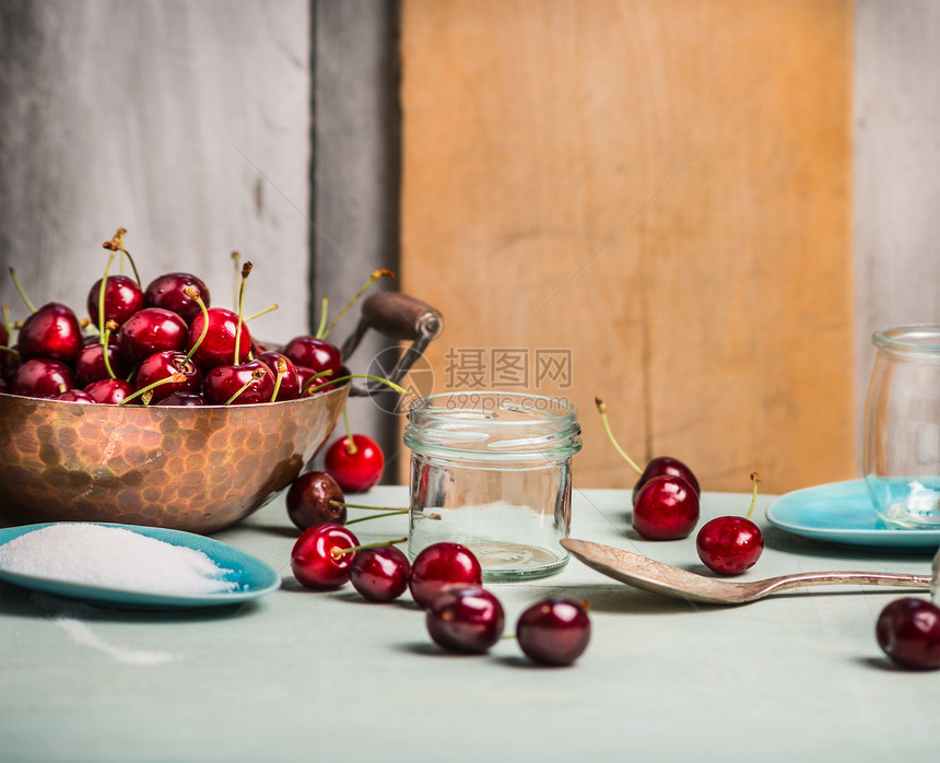 樱桃浆果保存与璃罐乡村厨房桌子,木制背景图片