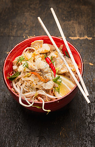亚洲条,筷子,鸡肉芽红碗,顶部视图图片