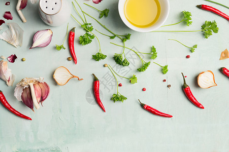 辣椒,油,新鲜草药香料烹饪,顶部视图图片