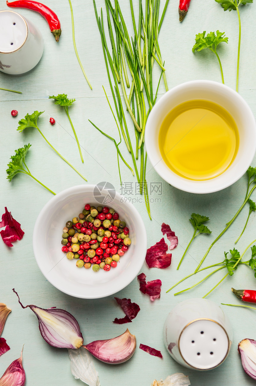 油,彩色胡椒白色碗与新鲜草药香料烹饪,顶部的景观图片