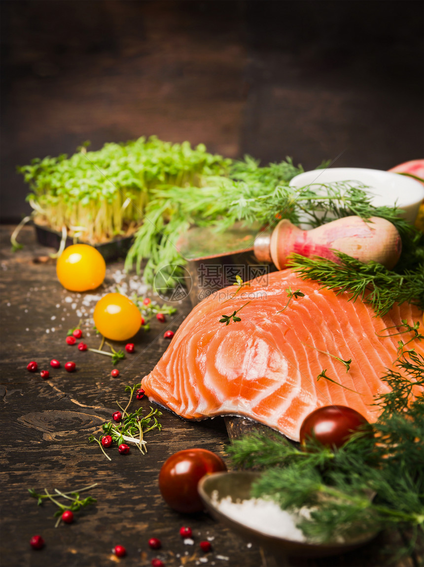 生鲑鱼片与新鲜草药西红柿乡村木制背景饮食烹饪图片