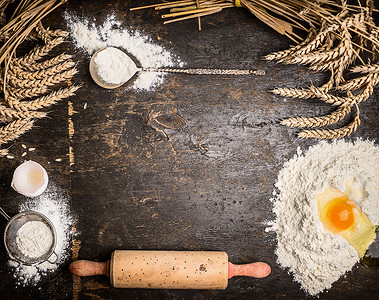 烘焙背景与烘焙工具,粉,鸡蛋擀杖乡村木制背景,顶部视图图片