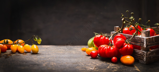 机五颜六色的西红柿乡村桌子上的黑色木制背景上,网站横幅图片