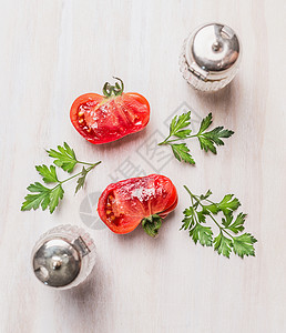 半的西红柿草药,盐胡椒白色的木制背景,顶部的视图,简单的食物图片