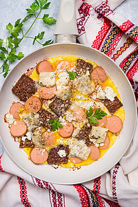欧姆莱特白色煎锅与鸡蛋煎蛋卷与香肠,包奶酪,顶部视图,背景