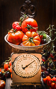 成熟的农场西红柿老式的鳞片,厨房静物场景图片