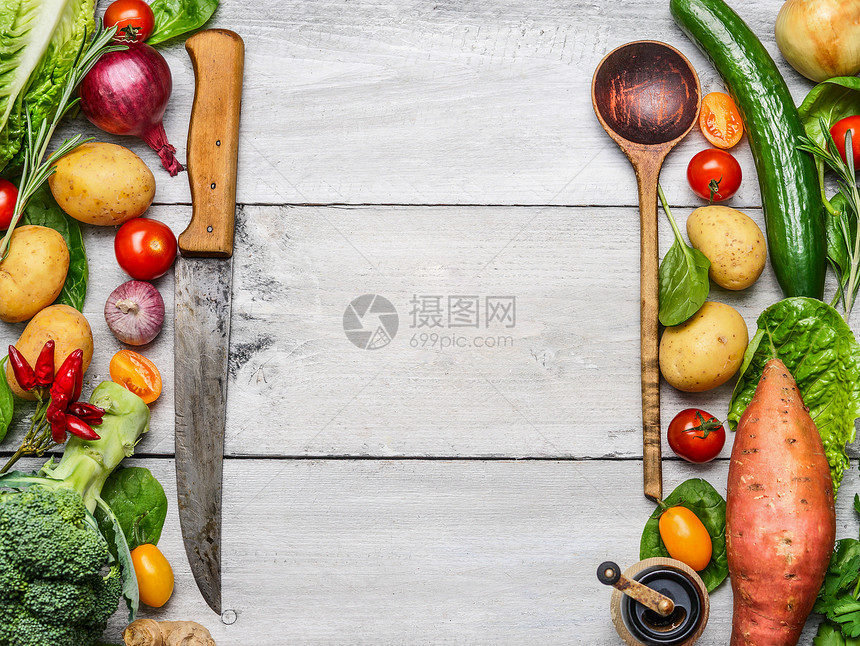 美味的农场新鲜蔬菜与刀勺子白色的木制背景,顶部视图烹饪的素食成分健康的烹饪理念图片