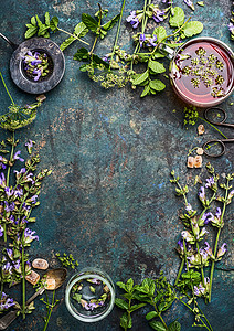 草药茶背景与各种新鲜的愈合草药花,过滤器杯茶,顶部视图,框架图片