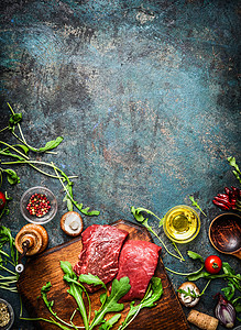 牛排各种原料烹饪乡村木制背景,顶部视图,框架健康,饮食的食物图片