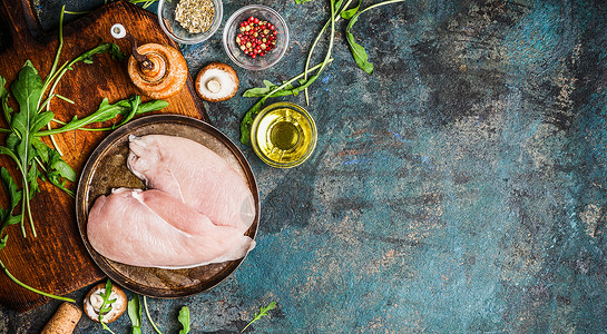生鸡胸肉新鲜食材烹饪蓝色乡村背景,顶部视图,横幅健康饮食运动营养背景图片