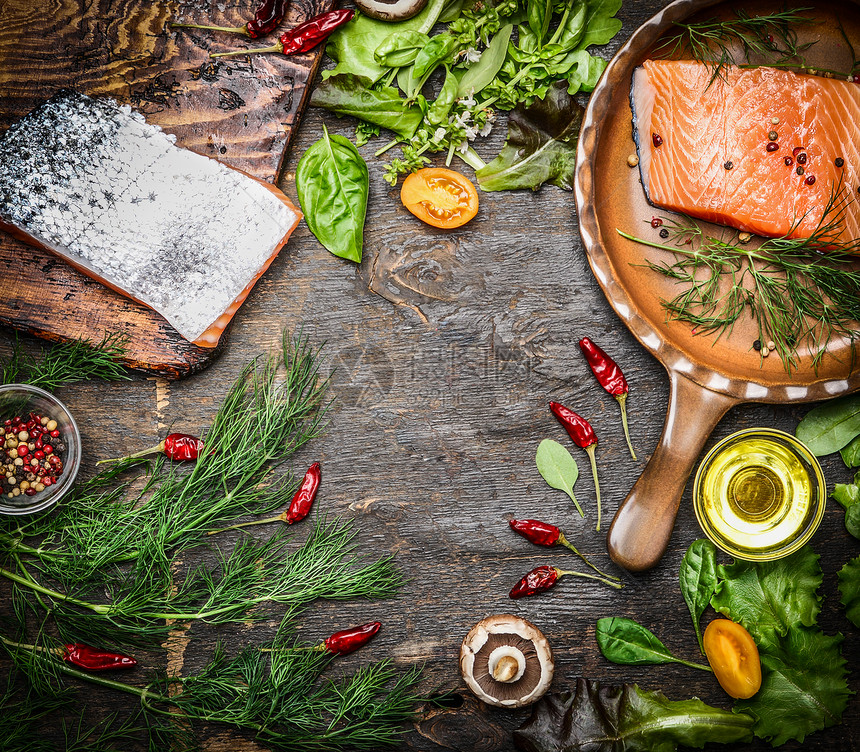 新鲜鲑鱼鱼片,配料美味烹饪乡村木制背景,顶部视图,框架健康食品的图片