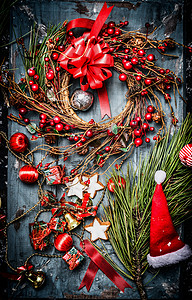 圣诞花环与红色节日装饰品图片