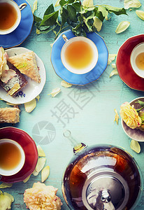 杯茶与蛋糕茶壶玫瑰花绿松石蓝色破旧别致的背景,顶部视图,框架图片