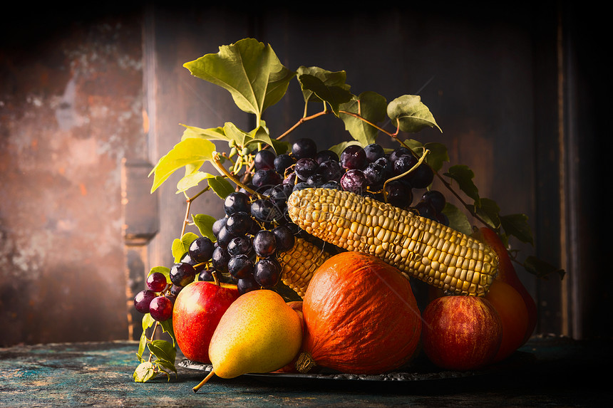 秋收盘子与秋天的水果图片