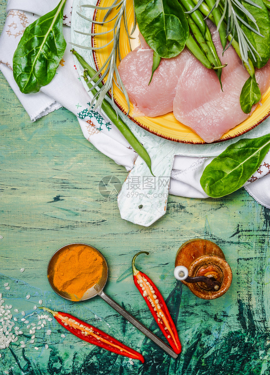 鸡胸与新鲜的食材烹饪绿色的乡村背景,顶部视图健康饮食营养理念图片