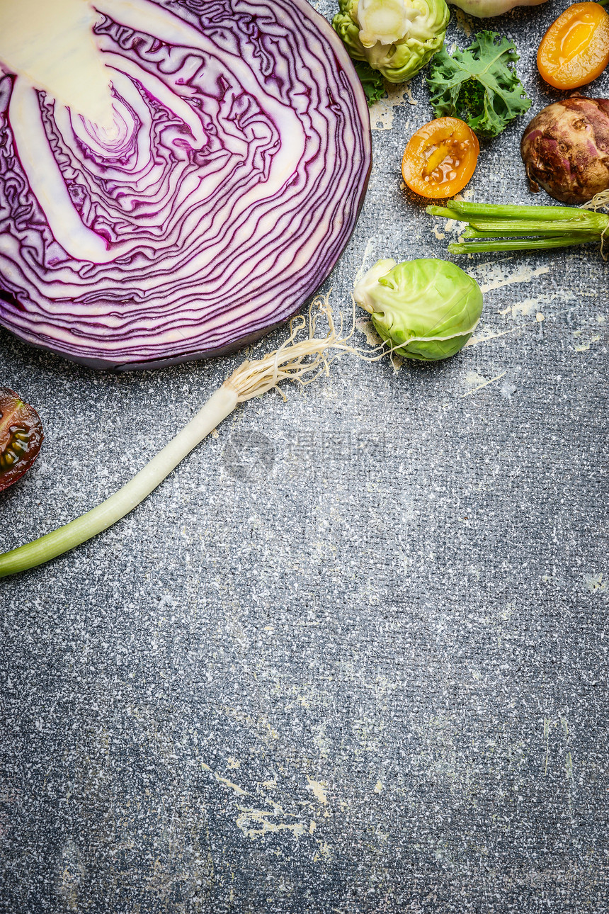 紫色卷心菜蔬菜成分烹饪灰色乡村背景,顶部视图素食健康食品的边界图片
