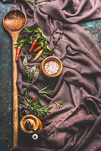 木制烹饪勺子与香料图片