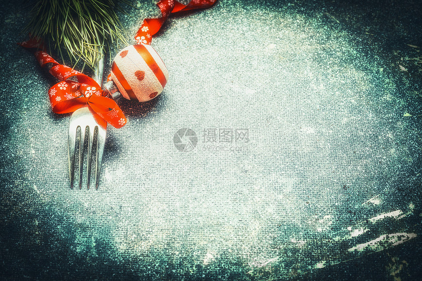 叉子与圣诞装饰品图片
