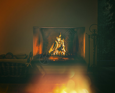 壁炉里火的黑暗房间图片