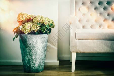 家庭内部装饰花卉地板花瓶白色沙发图片