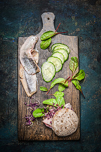 鱼三明治与鲱鱼新鲜健康的成分背景图片