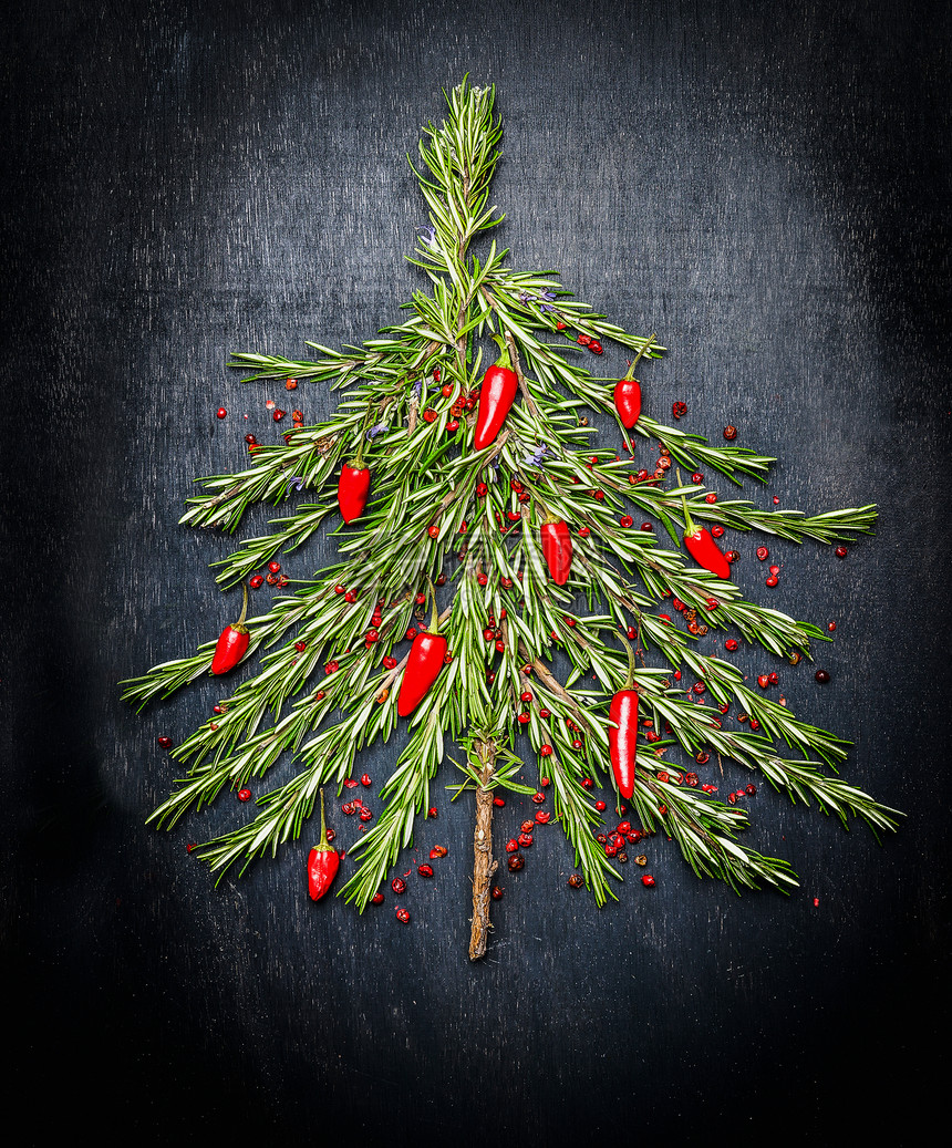 圣诞树由新鲜的迷迭香红辣椒制成图片