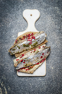 三明治与鲱鱼白色切割板,顶部视图背景图片